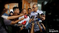 Selain itu, dia juga dianggap tidak mendukung program pemerintah dalam pemberantasan korupsi. Sedangkan untuk hal yang meringankan, hakim menilai Bimanesh sopan dan tidak pernah dihukum sebelumnya.