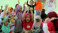 Begini ekspresi sejumlah anak saat masuk dihari pertama sekolah di Taman Kanak-kanak.