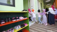 Mereka terlihat sangat semringah.