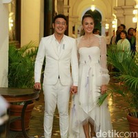 Proses pembuatan detail ubur-uburnya sendiri memakan waktu 1,5 bulan. Untuk gaun keseluruhan, Abduh dan timnya menyelesaikannya dalam waktu tiga bulan. (Foto: ismail/detikhot)