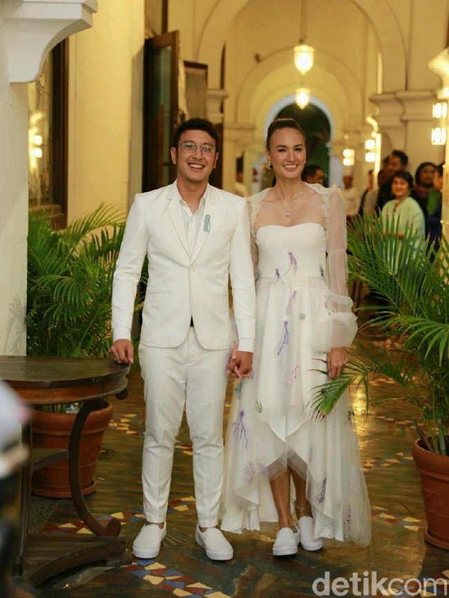 Proses pembuatan detail ubur-uburnya sendiri memakan waktu 1,5 bulan. Untuk gaun keseluruhan, Abduh dan timnya menyelesaikannya dalam waktu tiga bulan. (Foto: ismail/detikhot)