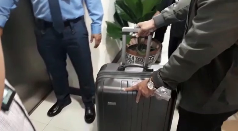 Usai Penggeledahan, KPK Bawa 2 Koper dari Ruang Eni Saragih Usai Penggeledahan, KPK Bawa 2 Koper dari Ruang Eni Saragih