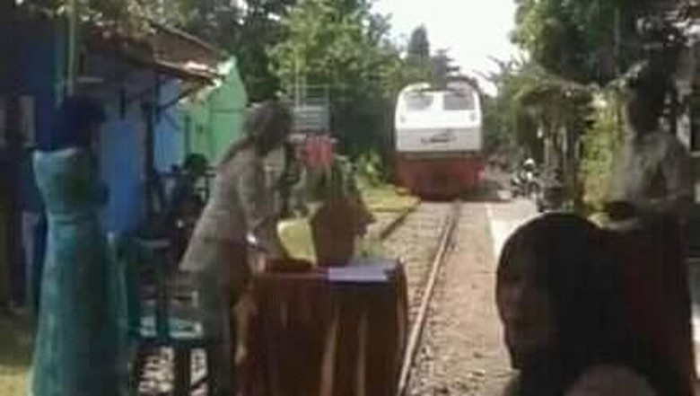 Foto Pelaminan di Depan Lokomotif Bikin Heboh, Ini Faktanya Foto Pelaminan di Depan Lokomotif Bikin Heboh, Ini Faktanya