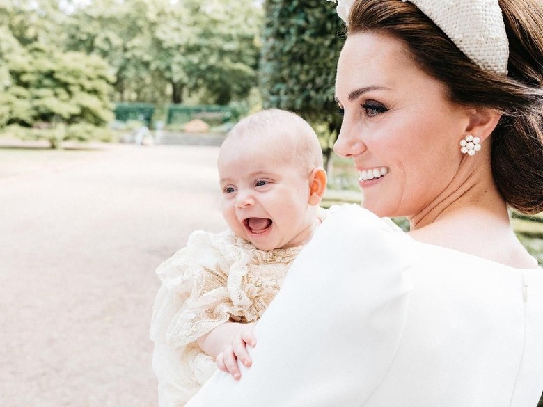 Gemas! Saat Pangeran Louis Tertawa Lebar di Pelukan Kate Middleton Gemas! Saat Pangeran Louis Tertawa Lebar di Pelukan Kate Middleton