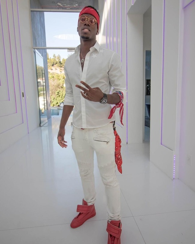 Racikan gaya monokrom kekinian ala Paul Pogba: Kemeja bordir Givenchy (Rp 6 juta) + Balmain Biker Jeans (Rp 25 juta) + Maison Margiela Future High-Top Sneakers (Rp 10 juta). (Foto: Instagram/@paulpogba)