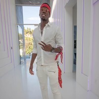 Racikan gaya monokrom kekinian ala Paul Pogba: Kemeja bordir Givenchy (Rp 6 juta) + Balmain Biker Jeans (Rp 25 juta) + Maison Margiela Future High-Top Sneakers (Rp 10 juta). (Foto: Instagram/@paulpogba)