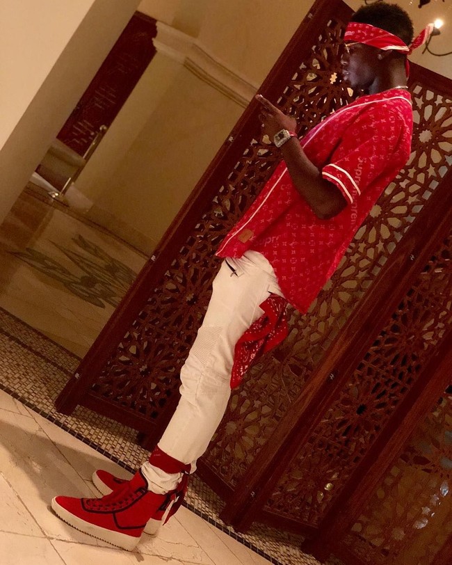 Masih outfit yang sama, gelandang Manchester United ini memakai Balmain Biker Jeans seharga Rp 25 juta sebagai bawahan. Tidak ketinggalan, Fear of God High-Top Sneakers yang dibanderol 500 poundsterling atau Rp 9,5 juta. (Foto: Instagram/@paulpogba)