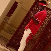 Masih outfit yang sama, gelandang Manchester United ini memakai Balmain Biker Jeans seharga Rp 25 juta sebagai bawahan. Tidak ketinggalan, Fear of God High-Top Sneakers yang dibanderol 500 poundsterling atau Rp 9,5 juta. (Foto: Instagram/@paulpogba)