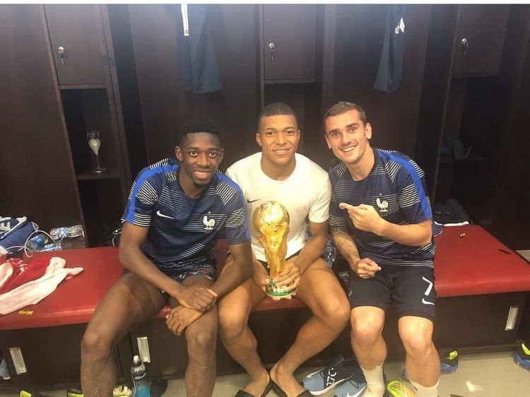 Gaya Para Bintang Prancis Pamer Piala Dunia di Instagram