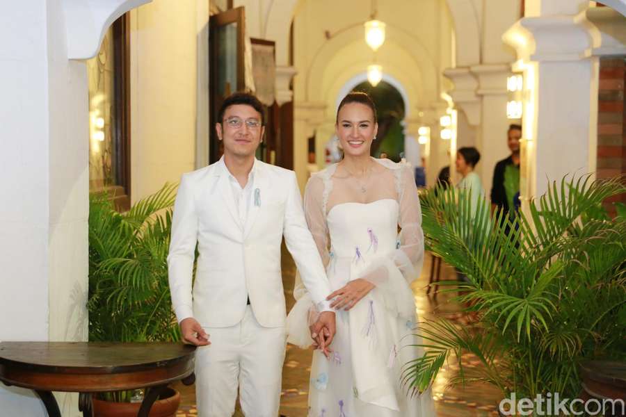 Wajah Happy Dimas Anggara dan Nadine Chandrawinata