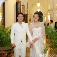Betapa tidak, Nadine tampak mengenakan gaun pengantin putih yang dihiasi detail ubur-ubur tiga dimensi. Dimas dan Nadine sangat menyukai ubur-ubur. Menurut mereka, ubur-ubur itu cantik dan elegan namun bisa sangat berbahaya bila diganggu, ungkap sang desainer, Surya Abduh, kepada Wolipop di ujung telepon, Senin (16/7/2018). (Foto: Ismail/detikFoto)
