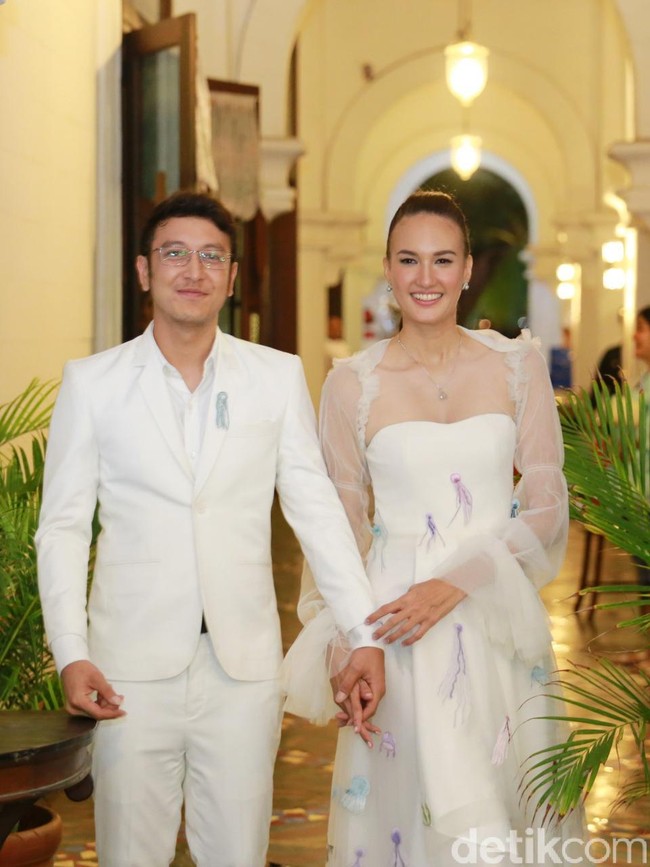 Betapa tidak, Nadine tampak mengenakan gaun pengantin putih yang dihiasi detail ubur-ubur tiga dimensi. Dimas dan Nadine sangat menyukai ubur-ubur. Menurut mereka, ubur-ubur itu cantik dan elegan namun bisa sangat berbahaya bila diganggu, ungkap sang desainer, Surya Abduh, kepada Wolipop di ujung telepon, Senin (16/7/2018). (Foto: Ismail/detikFoto)