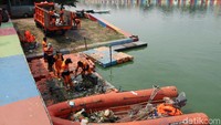Untuk membersihkan sampah yang hanyut di danau para petugas menggunakana perahu karet yang telah disiapkan.