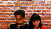 Reza ternyata suka makan mie instan pedas, satu mangkuk kayu berukuran besar ini bisa dia habiskan sendiri. Foto: Instagram @rapyourbae