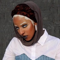 Penampilan warna-warninya ini ternyata terinspirasi dari anime Sailor Moon yang sempat tren di tahun 90-an. Untuk itu ia memakai lensa kontak dengan warna yang sama dengan alis dan bibirnya. (Foto: Instagram/chic.nunar)