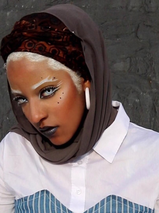 Penampilan warna-warninya ini ternyata terinspirasi dari anime Sailor Moon yang sempat tren di tahun 90-an. Untuk itu ia memakai lensa kontak dengan warna yang sama dengan alis dan bibirnya. (Foto: Instagram/chic.nunar)