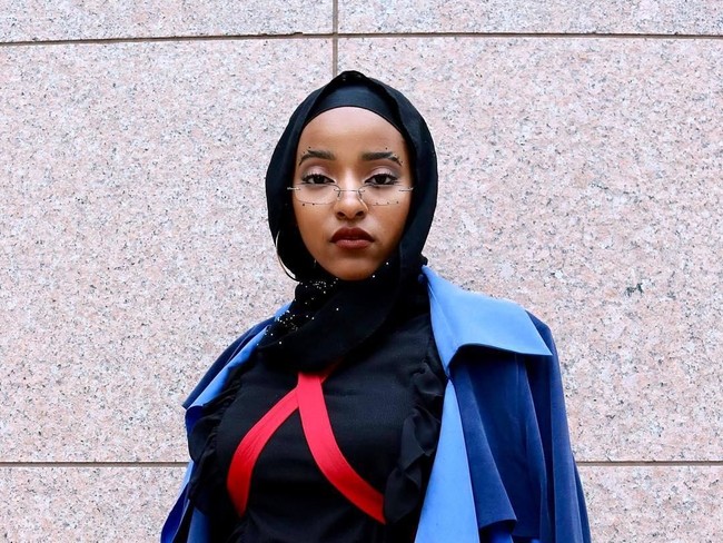 Gaya hijab khas Samantha adalah pashmina yang dipadukan dengan turban atau ciput unik. Ia tak segan menumpuk hijabnya hingga terlihat unik. (Foto: Instagram/chic.nunar)