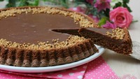 Di Italia ada cake ternama yang disebut torta alla gianduia. Versi klasiknya dibuat dengan tambahan kacang hazelnut panggang, cokelat hingga buah-buahan. Foto: Istimewa