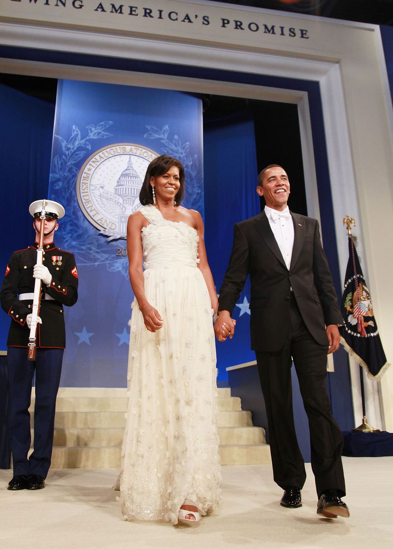 Melania Trump Pakai Baju Desainer Baru WASHINGTON - JANUARY 20: (AFP OUT) President Barack Obama and his wife Michelle arrive at the Obama Homes States Ball, one of ten official inaugural balls January 20, 2009 in Washington DC. Obama was sworn in as the 44th President of the United States today, becoming the first African-American to be elected to the presidency. (Photo by Mark Wilson/Getty Images)