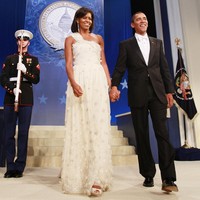 Lepas dari jabatannya sebagai ibu negara Amerika Serikat, popularitas Michelle Obama tak menurun. Namanya justru makin meroket. Pada 2018, ibu dua anak tersebut merilis memoir bertajuk Becoming yang menjadi buku dengan penjulan terbaik tahun ini. Foto: Getty Images