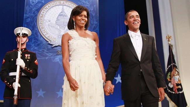 Lepas dari jabatannya sebagai ibu negara Amerika Serikat, popularitas Michelle Obama tak menurun. Namanya justru makin meroket. Pada 2018, ibu dua anak tersebut merilis memoir bertajuk Becoming yang menjadi buku dengan penjulan terbaik tahun ini. Foto: Getty Images