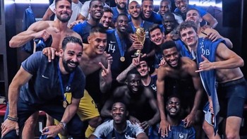 Thomas Lemar merayakan di ruang ganti bersama rekan setim. Foto: istimewa