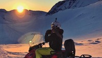 Beragam kegiatan yang dilakukan Lasse untuk mengisi kegiatan liburannya. Mulai dari bersepeda, berenang, bersantai di pantai, ski, offroad dan banyak lagi. (lasselom/Instagram)