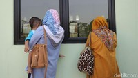 Para ibu memantau kegiatan sang anak dari balik jendela.