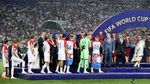 Momen Putin Dipayungi Saat Presiden Kroasia-Prancis Kehujanan