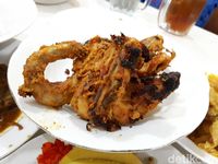 Mekar Jaya: Lamak Bana! Nasi Disuap dengan Cincang Kambing di Rumah Makan 24 Jam!