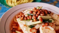 Buat yang kangern asinan Bogor pasti ngiler dengan asinan @makankeliling ini. Disajikan dengan taburan kacang tanah goreng dan kerupuk mie. Sedapnya!Foto: Instagram @makankeliling