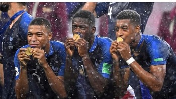 Ousmane Dembele memilih mencium medali. Foto: istimewa