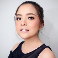 Efek freckles yang sengaja dibuat membuat penampilan Tasya tampak lebih natural dan unik. Tak banyak wanita yang menggunakan makeup freckles untuk momen preweddiing. Foto: Instagram@victoria_makeupatelier