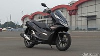 Sedangkan perbedaan selanjutnya adalah warna pada Honda PCX hybrid. Mengikuti tema-nya yakni ramah lingkungan serta elektrifikasi, kelir yang digunakan sangatlah elegan. Mereka menamakannya Hybrid Blue. Di sekitar tubuh PCX hybrid juga ada emblem bertuliskan hybrid di bagian samping dan jok yang ditorehkan secara elegan pula. Foto: Ruly Kurniawan