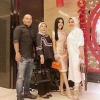 Dalam kesehariannya, Rani juga kerap bergaya memakai tas Hermes. Dalam postingan Insta Story, Rani pun mengungkapkan bahwa tas Hermes miliknya dan Syahrini dibeli dari penjual tas Hermes yang memiliki butik barang branded di Jakarta, Nina Kaginda. Foto: Instagram