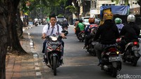 Di salah satu jalanan terlihat seorang anak SMA melawan arus untuk menuju sekolah. Selain membahayakan diri sendiri, tindakan ini juga membahayakan pengendara lain yang sudah berusaha berhati-hati dalam berkendara.