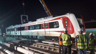 Seluruh Rangkaian Kereta LRT Jakarta Sudah Mendarat di Atas Rel