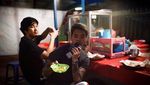 Aksi Makan YouTuber Populer, Reza Oktovian yang Keren dan Kekinian