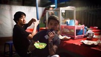 Punya pengikut 2,5 juta di Instagram, Reza tunjukkan sepiring kol goreng kesukaannya ketika makan malam di warung tenda bersama seorang temannya. Foto: Instagram @rapyourbae