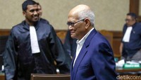 Sebelumnya, majelis hakim menunda Dorodjatun Kuntjoro-Jakti yang memberikan kesaksian di sidang kasus BLBI. Sebab, Dorodjatun akan dikonfrontasi dengan eks Menteri BUMN Laksamana Sukardi dan pihak lainnya.