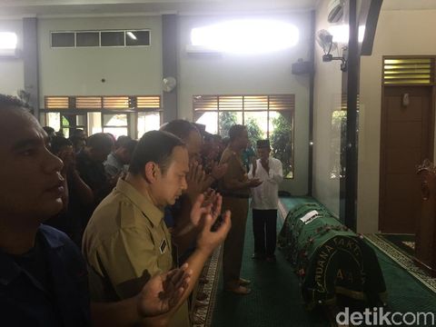 Doa bersama usai salat jenazah petugas damkar yang gugur