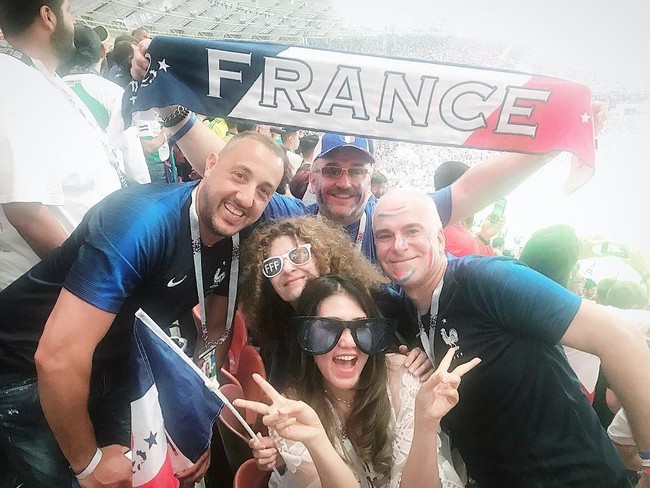 Mengenai hal ini, Via Vallen pun memberikan komentar. Saat membalas salah satu komentar yang menganggapnya salah kostum, Via mengaku jika banyak orang berpakaian lebih heboh. Seharusnya memang pake jersey yaaaa tp yg pake baju kaya via gini banyak kok bahkan ada yg lebih sangar pake gaun full payet blink2 ala2 penyanyi dangdut jaman dulu bangeeetttt, tulisnya. Foto: Instagram @viavallen