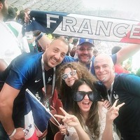 Mengenai hal ini, Via Vallen pun memberikan komentar. Saat membalas salah satu komentar yang menganggapnya salah kostum, Via mengaku jika banyak orang berpakaian lebih heboh. Seharusnya memang pake jersey yaaaa tp yg pake baju kaya via gini banyak kok bahkan ada yg lebih sangar pake gaun full payet blink2 ala2 penyanyi dangdut jaman dulu bangeeetttt, tulisnya. Foto: Instagram @viavallen