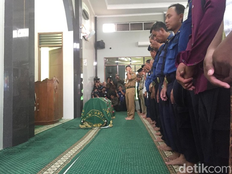 Anies Imami Salat Jenazah Petugas Damkar yang Gugur Saat Tugas Anies Imami Salat Jenazah Petugas Damkar yang Gugur Saat Tugas