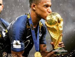 Gaya Para Bintang Prancis Pamer Piala Dunia di Instagram