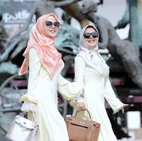 Tas Hermes Syahrini dan adiknya, Rani, kerap menjadi properti untuk pemotretan bisnis mereka. Seperti di foto ini keduanya berpose menenteng tas Hermes berharga miliaran saat pemotretan untuk scarf Syahrini edisi Ramadan. Foto: Instagram
