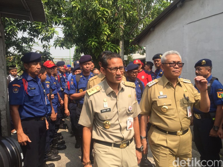 Eks Walkot Jaktim Dipensiunkan Lewat WA, Sandi: Zaman Now Eks Walkot Jaktim Dipensiunkan Lewat WA, Sandi: Zaman Now