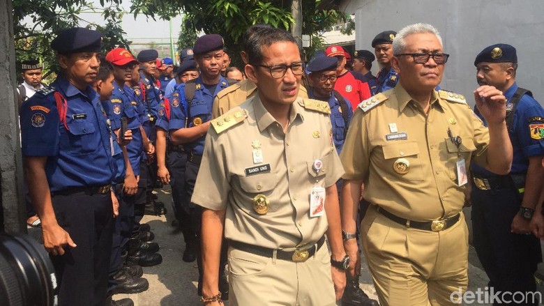 Anies-Sandi Melayat ke Petugas Damkar yang Gugur Saat Bertugas Anies-Sandi Melayat ke Petugas Damkar yang Gugur Saat Bertugas