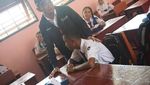 Senyum Anak SD Papua Berebut Foto dengan Mendikbud