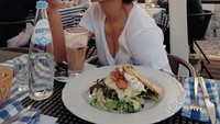  Wah, saat berlibur ke Portugal presenter cantik ini memilih segelas tiramisu coffee dengan seporsi beef burger. Cans say no to big beefy burger and a good tiramisu coffee!, tulisnya. Foto: Instagram lolitaasugtine